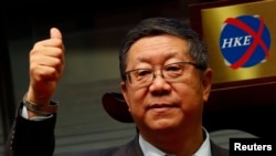 资料照片：中国光大集团前董事长唐双宁在香港交易所参加光大上市活动。（2013年12月20日）