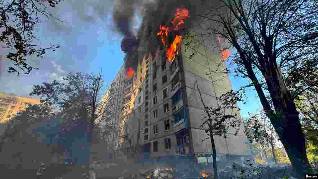 Sebuah gedung apartemen di Kharkiv, Ukraina, terbakar setelah terkena serangan udara Rusia, di tengah invasi Rusia terhadap Ukraina. (Reuters)&nbsp;