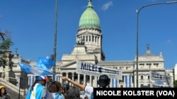 Miles de argentinos se movilizaron hasta el Congreso para escuchar el primer discurso de Javier Milei tras ser juramentado presidente, el 1o de diciembre de 2023 en Buenos Aires, Argentina. 