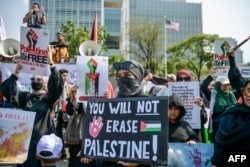 Unjuk rasa pro-Palestina di depan gedung kedutaan AS di Jakarta, 20 Oktober 2023. (BAY ISMOYO / AFP)