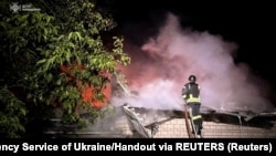 Gašenje požara u rezidencijalnom području nakon ruskog napada dronovima (Foto: State Emergency Service of Ukraine/Handout via REUTERS)