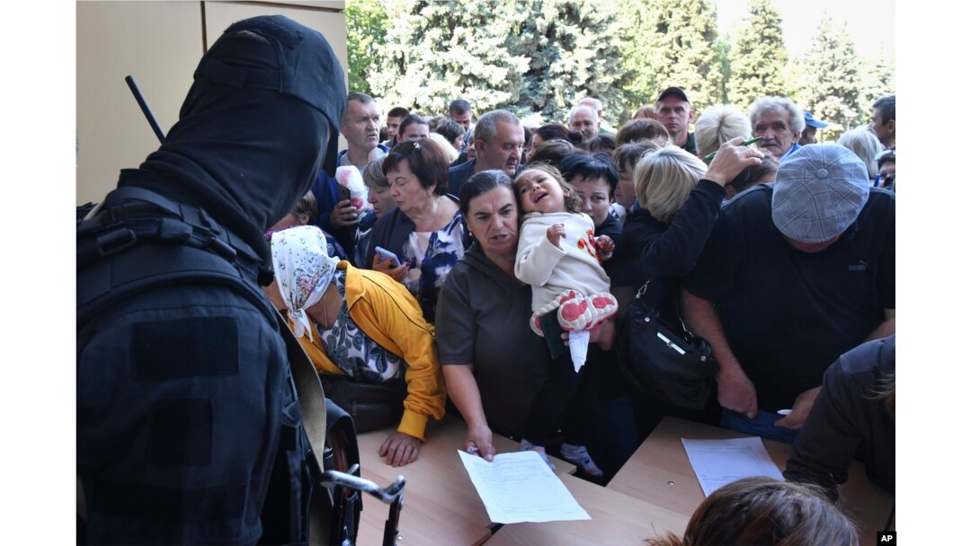 Evakuisani ljudi u regionu Kursk u redu da popune formulare za pomoć u humanitarnom distributivnom centru u Kursku, Rusija, 14. avgusta 2024.