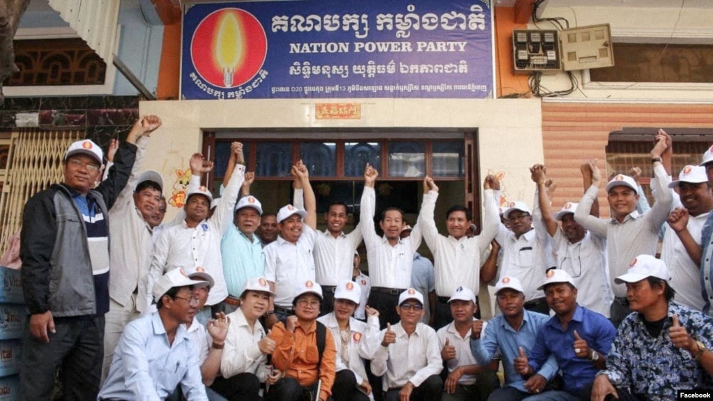 រូបឯកសារ៖ ថ្នាក់ដឹកនាំ​និង​សកម្មជន​គណបក្ស​កម្លាំង​ជាតិ​ថតរូប​ជុំគ្នា​ក្រោយ​កិច្ច​ប្រជុំ​មួយ​ នៅរាជធានីភ្នំពេញ កាលពីថ្ងៃទី២៨ ខែមករា ឆ្នាំ២០២៤។ (Facebook/Nation Power Party)