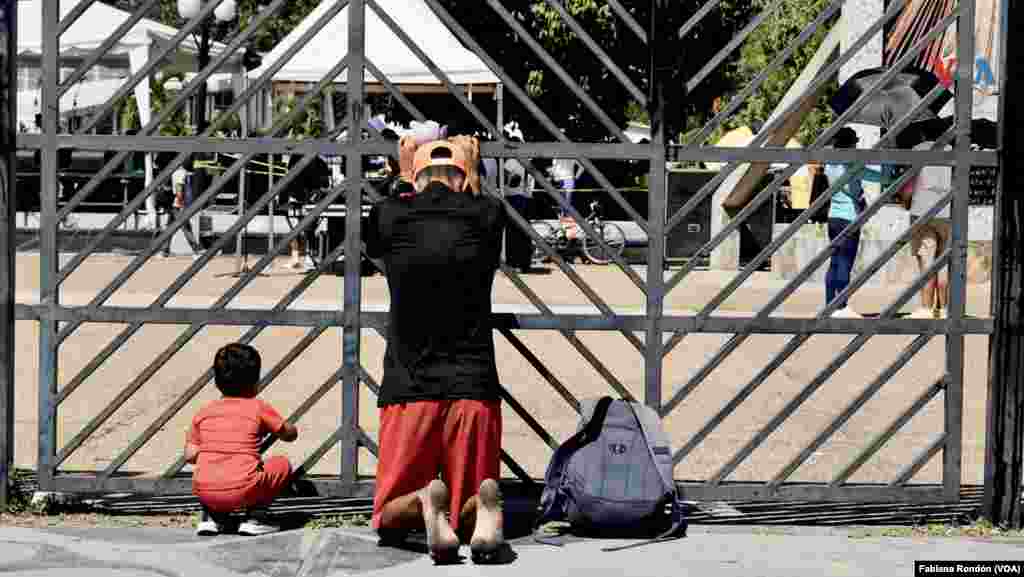 Jefry Rodríguez, de 25 años de edad, acompañó el recorrido de la patrona de los larenses por tradición familiar y para honrar una promesa. &ldquo;Me vi muy mal de salud, pero mi virgencita nunca me deja solo&quot;.