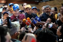 El líder opositor Henrique Capriles, del partido Primero Justicia, habla con los periodistas después de registrar su candidatura en las próximas elecciones primarias de la oposición, en Caracas, Venezuela, el sábado 24 de junio de 2023.