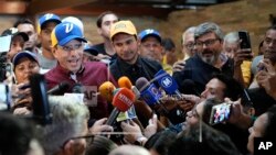 El líder opositor Henrique Capriles, del partido Primero Justicia, habla con los periodistas después de registrar su candidatura a las próximas elecciones primarias de la oposición, en Caracas, Venezuela, el sábado 24 de junio de 2023.