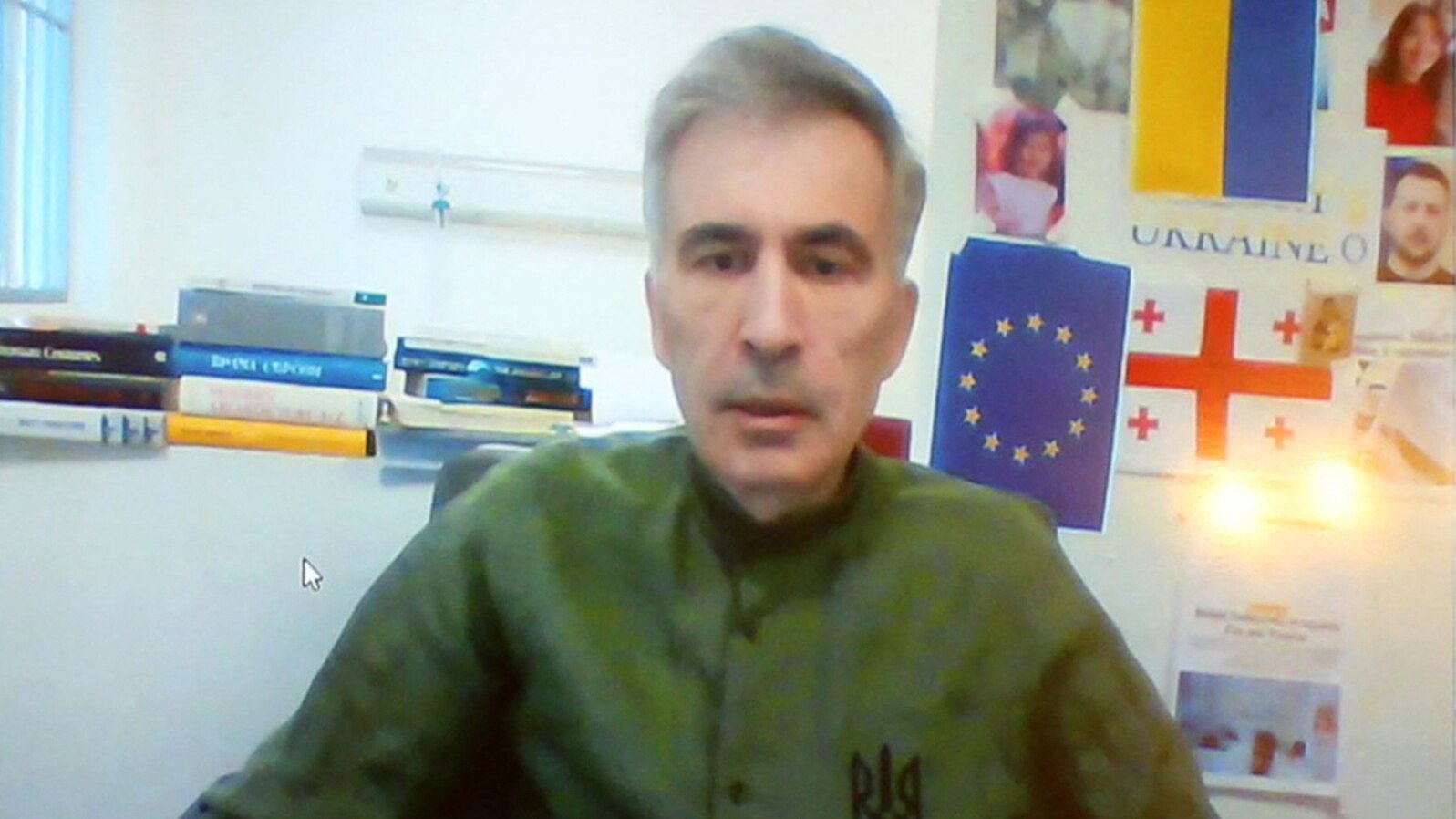 ARHIVA - Mihail Sakašvili tokom sudskog pretresa, na kojem je učestvivao putem video linka iz pritvora, u oktobru 2023. (Foto: AFP/ Irakli Gedenidze)