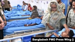 কোটা সংস্কারের দাবিতে দেশব্যাপী আন্দোলনের সময় সহিংসতায় আহতদের দেখতে কুর্মিটোলা জেনারেল হাসপাতালে পরিদর্শন করেছেন প্রধানমন্ত্রী শেখ হাসিনা।