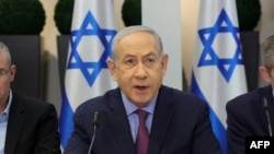 ARCHIVO - El primer ministro israelí, Benjamin Netanyahu, preside una reunión de gabinete en Kirya, que alberga el Ministerio de Defensa israelí, en Tel Aviv, el 31 de diciembre de 2023.