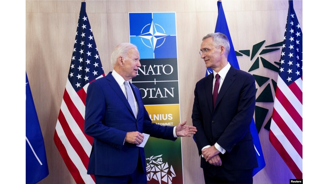 美国总统拜登与北约秘书长斯托尔滕贝格在立陶宛举行会晤。(2023年7月11日)