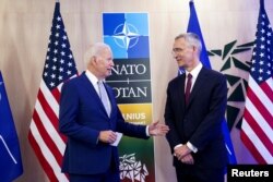美国总统拜登与北约秘书长斯托尔滕贝格在立陶宛举行会晤。（2023年7月11日）