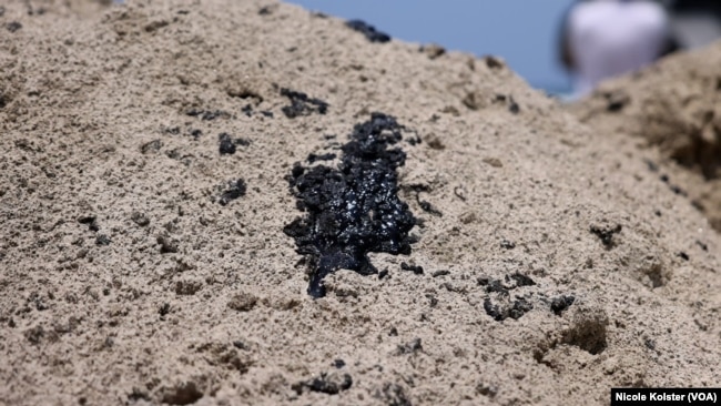 Manchas de hidrocarburos en la arena de la playa del estado Carabobo, Venezuela