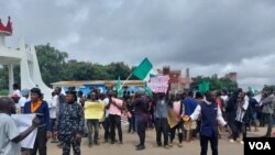 Les jeunes nigérians sont descendus dans les rues pour protester contre le coût élevé de la vie.