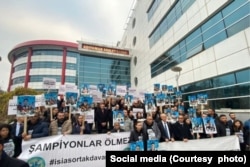 İsias Otel'de yakınlarını kaybedenler protestolarını sürdürüyor.