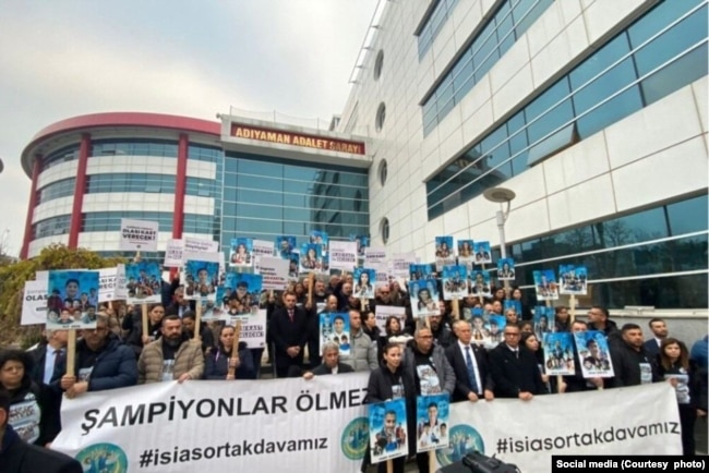 İsias Otel'de yakınlarını kaybedenler protestolarını sürdürüyor.