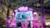 2023 年 7 月 2 日，在韩国首尔举行的电影“芭比娃娃”粉红地毯活动上，大屏幕上显示的亚美莉佳·费雷拉（左）、导演格蕾塔·葛韦格（中）和玛格特·罗比（右）。（美联社照片）