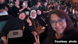 Mollywood (kanan) bersama teman-teman ikut nonton penampilan Putri Ariani di malam final America's Got Talent (dok: Mollywood)