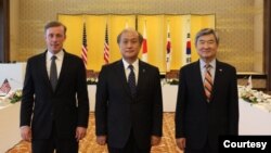 제이크 설리번 미국 국가안보보좌관(왼쪽부터)과 아키바 다케오 일본 국가안전보장국장, 조태용 한국 국가안보실장이 15일 도쿄에서 회담했다. 사진 = 한국 대통령실.