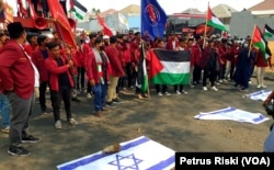 Peserta aksi bela Palestina dari Ikatan Mahasiswa Muhammadiyah di Jawa Timur, mengecam aksi militer Israel yang menewaskan ribuan warga Palestina di Gaza (VOA/Petrus Riski)