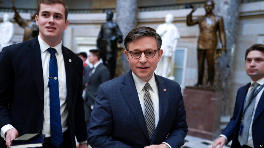 DOSYA — ABD Temsilciler Meclisi Sözcüsü Mike Johnson, 18 Ocak 2024'te Washington'daki Capitol Hill'de yürüyor. Johnson, üyelere yazdığı bir mektupta İsrail'e Hamas'a karşı savaşında 17,6 milyar dolarlık yeni askeri yardım sağlayan yasanın Meclis'te oylamaya gelebileceğini söyledi. Önümüzdeki hafta Meclis'in tamamı dolacak.
