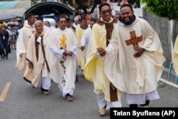 Imam Katolik meninggalkan upacara pentahbisan Uskup Ende, Paulus Budi Kleden, di Katedral Kristus Raja, NTT, Kamis, 22 Agustus 2024. (AP/Tatan Syuflana)