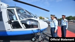 လေတပ်အခမ်းအနားတခုမှာတွေ့ရတဲ့ Eurocopter 365 အမျိုးအစားရဟတ်ယာဉ်နဲ့ စစ်ကောင်စီခေါင်းဆောင်တို့အတူတွေ့ရစဉ် (ယခင်ပုံဟောင်း)