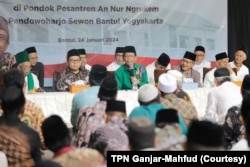 Mahfud MD memberikan materi Halaqah dan Dialog Kebangsaan di Pondok Pesantren An Nur Ngrukem, di Krapyak, Kabupaten Bantul, Daerah Istimewa Yogyakarta pada Rabu (24/1). (Foto: Courtesy/TPN Ganjar-Mahfud)