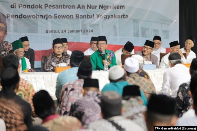 Mahfud MD memberikan materi Halaqah dan Dialog Kebangsaan di Pondok Pesantren An Nur Ngrukem, di Krapyak, Kabupaten Bantul, Daerah Istimewa Yogyakarta pada Rabu (24/1). (Foto: Courtesy/TPN Ganjar-Mahfud)