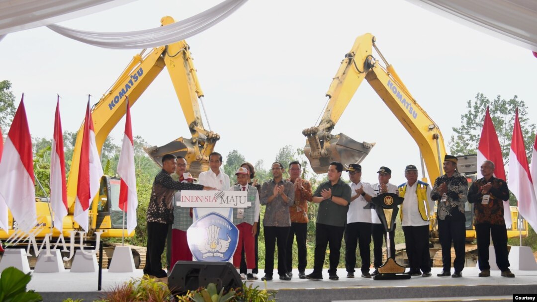 Presiden Jokowi meletakan batu pertama berbagai sarana infrastruktur di Ibu Kota Nusantara di Penajam Paser Utara, Kaltim.(Setpres RI)