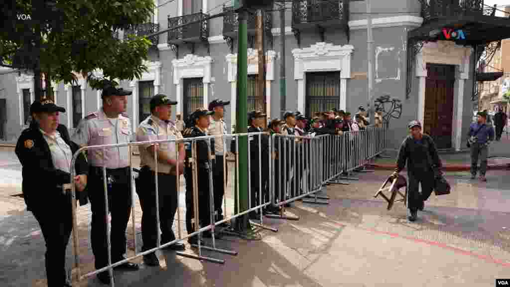  Miles de policías guatemaltecos salieron a las calles este domingo 14 de enero para garantizar la seguridad en la toma de posesión del presidente Bernardo Arévalo. 