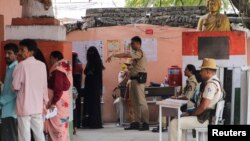 Masyarakat menunggu untuk memberikan suaranya di tempat pemungutan suara saat pemilihan Dewan Legislatif Telangana di Hyderabad, India, 30 November 2023. (Foto: REUTERS/Almaas Masood)