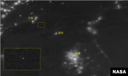 1차 위성발사 사흘 전인 5월 28일 자 야간 위성사진. 우주에서도 식별될 만큼 밝은 빛이 서해위성발사장 새 발사대 시설에서 포착됐다. 아래 사각형은 이를 확대한 것이다. 사진=미 항공우주국(NASA)