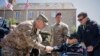 El general estadounidense Mark Milley, a la izquierda, le da la mano a Tec4 Moshe D. Lenske durante una reunión en preparación del 79.º aniversario del Día D en La Fiere, Normandía, Francia, el domingo 4 de junio de 2023. (Foto AP/Thomas Padilla)