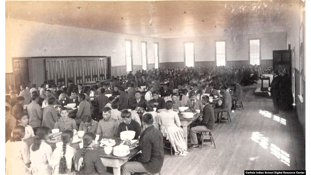 Studenti obeduju u Carlisle Indian Internatu, Carlisle, Pa., ca. 1880-1889.