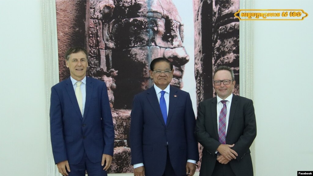 រដ្ឋមន្ត្រី​ក្រសួង​មហាផ្ទៃ ​លោក ​ស ខេង ​បាន​ជួប​ជាមួយ​ឯក​អគ្គរដ្ឋទូត​ពីរ​រូប​ប្រចាំ​នៅ​ប្រទស​កម្ពុជា ​កាលពីថ្ងៃទី៦ ឧសភា ឆ្នាំ២០២៣។(Facebook/Deputy Prime Minister Sar Kheng)