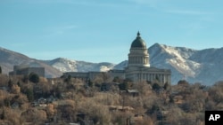 资料照片：以群山为背景、座落在盐湖城的犹他州议会大厦。
个人金融公司WalletHub考察了美国各州居民情感和身体健康、工作环境以及社区和环境，评选出了最有幸福感的州，犹他州名列榜首。
（美联社2020年11月16日摄）