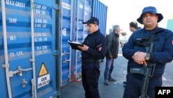 Les deux mineurs ont passé environ huit heures dans le froid "avant que l'équipage du navire ne se rende compte de leur présence et ne retourne au port de Tunis".