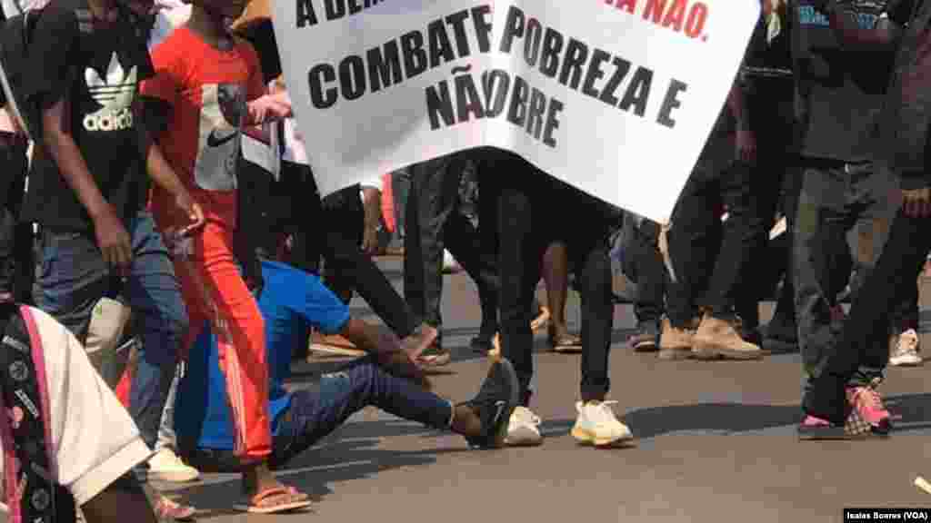 Manifestantes em Malanje exibem cartaz "combate à pobreza e não ao pobre" em protesto nacional realizado a 17 de junho 2023