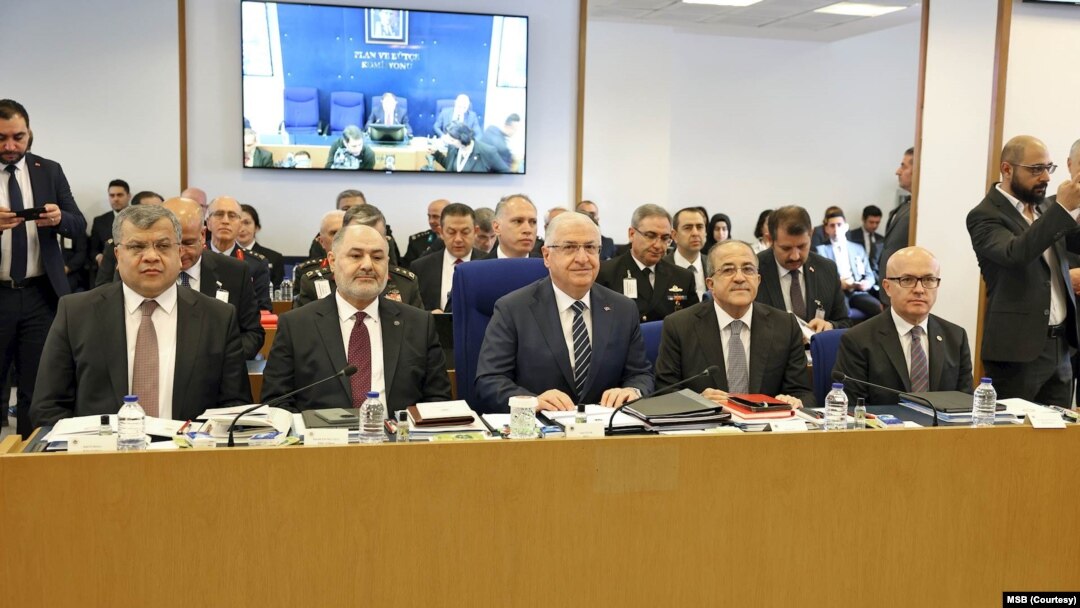 Milli Savunma Bakanlığı’nın 2024 yılı bütçesi oturumunda konuşan Bakan Güler, ABD'den F-35 savaş uçağı almak için neden ısrarcı olunmadığı yönündeki soru üzerine, "F-35’i alma taraftarı değilim. Başka uçağa geçelim mi diye Amerika'da farklı bir tartışma var" ifadesini kullandı.