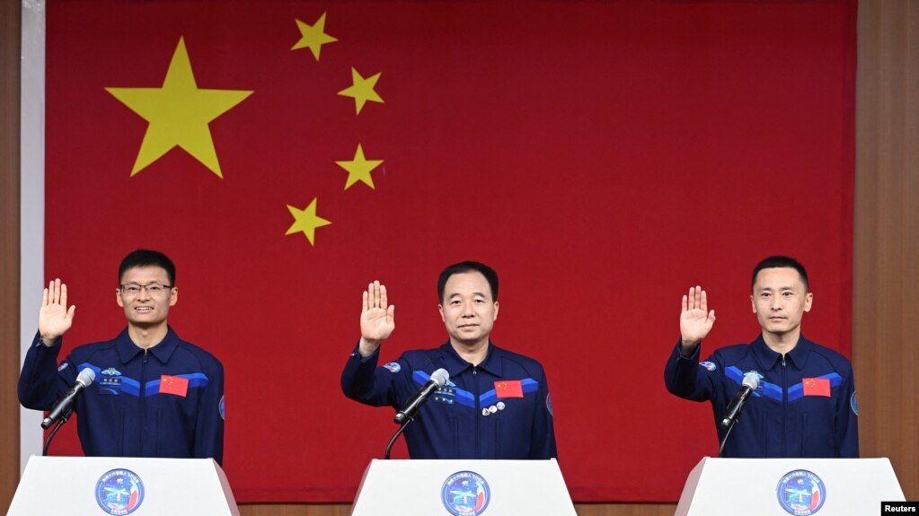 三名中国宇航员在酒泉卫星发射中心出席记者会。（2023年5月29日）(photo:VOA)