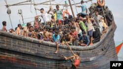 အင်ဒိုနီးရှားနိုင်ငံ အာချေ့ဒေသကို စက်လှေတစင်းနဲ့ ရောက်ရှိလာတဲ့ ရိုဟင်ဂျာဒုက္ခသည်များ (နိုဝင်ဘာ ၁၆၊ ၂၀၂၃)