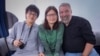 资料照片：艾米丽·陈 (Emily Chen) 2018年与儿子以及丈夫马克·伦特 (Mark Lent) 乘坐香港太平山顶缆车。