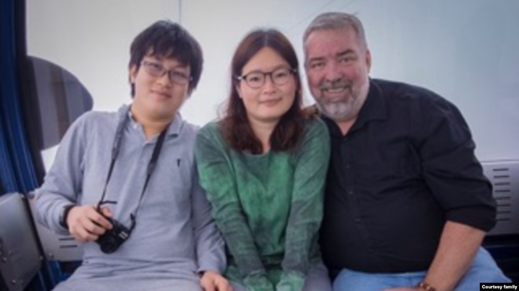 资料照片：艾米丽·陈 (Emily Chen) 2018年与儿子以及丈夫马克·伦特 (Mark Lent) 乘坐香港太平山顶缆车。(photo:VOA)