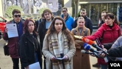 Studentkinja Staša Cvetković govori ispred zgrade RTS (Foto: Fonet)