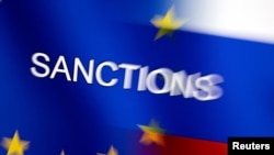 Kata "Sanksi" terpampang pada bendera Uni Eropa dan Rusia dalam sebuah ilustrasi, 27 Februari 2022. (Foto: REUTERS/Dado Ruvic)