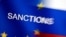 Kata "Sanksi" terpampang pada bendera Uni Eropa dan Rusia dalam sebuah ilustrasi, 27 Februari 2022. (Foto: REUTERS/Dado Ruvic)