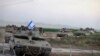 Rangkaian tank Israel melaju di dekat wilayah perbatasan dengan Gaza pada 12 Oktober 2023. (Foto: AFP/Menahem Kahana)