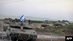 Rangkaian tank Israel melaju di dekat wilayah perbatasan dengan Gaza pada 12 Oktober 2023. (Foto: AFP/Menahem Kahana)