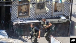 巴勒斯坦法塔赫组织成员在黎巴嫩难民营的冲突中进入阵地。（2023年7月31日）
