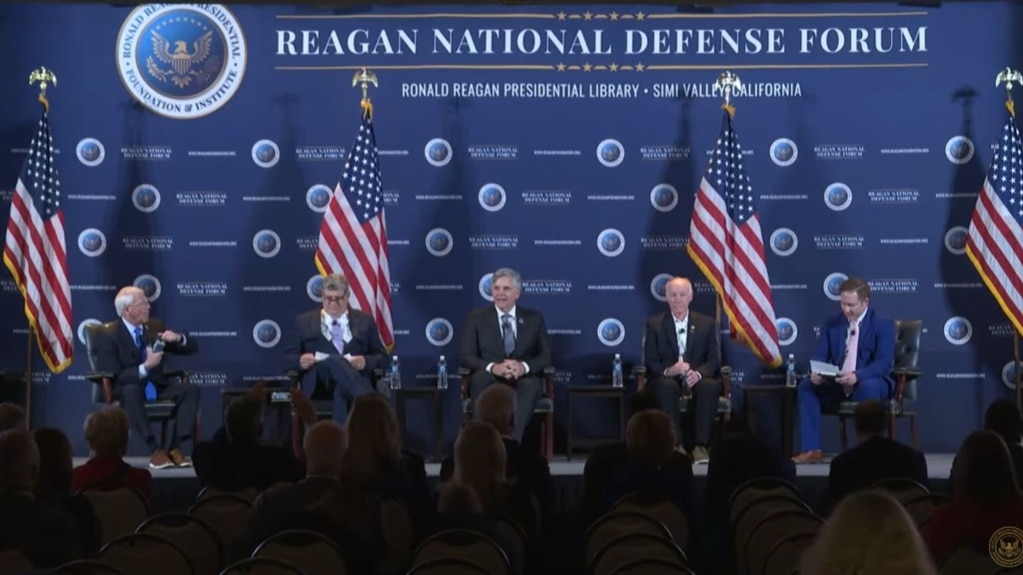 美国国防部负责采购和维护的副部长威廉·勒普兰特（William LaPlante）12月2日出席里根国防论坛(Reagan National Defense Forum 2023)讨论首份《国防工业战略》(视频截图)